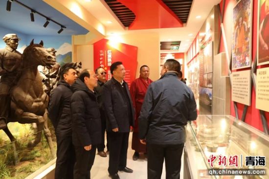 图为班果一行在果洛州开展调研工作。果洛州委统战部供图 图为班果一行在果洛州开展调研工作。果洛州委统战部供图