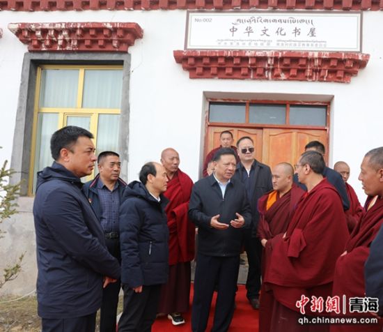图为班果一行在果洛州开展调研工作。果洛州委统战部供图 图为班果一行在果洛州开展调研工作。果洛州委统战部供图