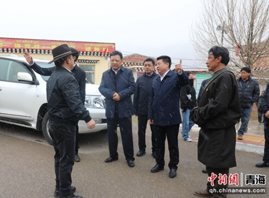 图为班果一行在果洛州开展调研工作。果洛州委统战部供图 图为班果一行在果洛州开展调研工作。果洛州委统战部供图