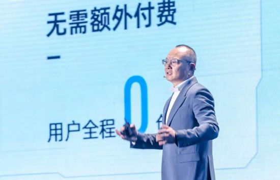 汽车之家高级副总裁兼天天拍车董事长杨嵩为现场嘉宾介绍活动情况。 汽车之家高级副总裁兼天天拍车董事长杨嵩为现场嘉宾介绍活动情况。
