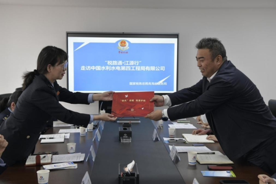 青海税务部门为企业送上“政策包”。索南尼玛摄 青海税务部门为企业送上“政策包”。索南尼玛摄