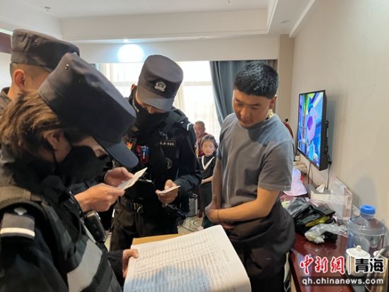 图为民警开展虫草采挖季前期法治宣传及矛盾纠纷摸排工作。兴宣供图 图为民警开展虫草采挖季前期法治宣传及矛盾纠纷摸排工作。兴宣供图