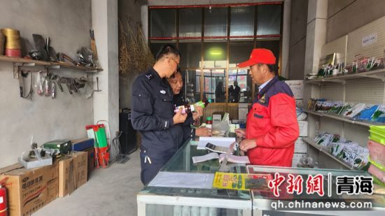 图为民警检查现场。兴宣供图 图为民警检查现场。兴宣供图