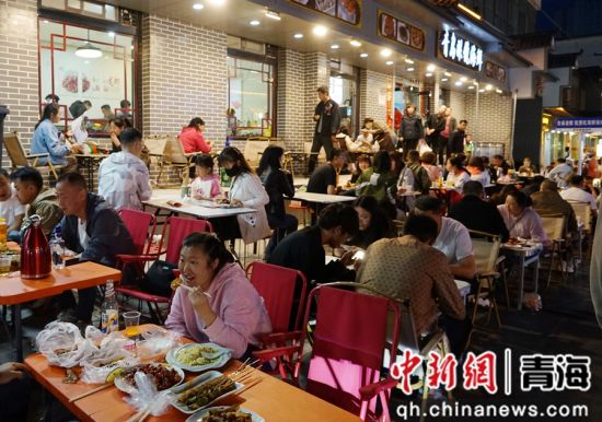 资料图为市民享受西宁夜市美食。马铭言摄 资料图为市民享受西宁夜市美食。马铭言摄
