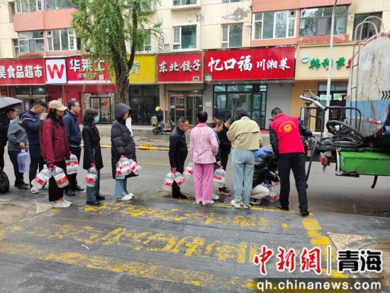 图为辖区居民正在接水。南山东社区供图 图为辖区居民正在接水。南山东社区供图