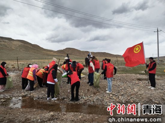 图为开展净滩活动。兴宣供图 图为开展净滩活动。兴宣供图