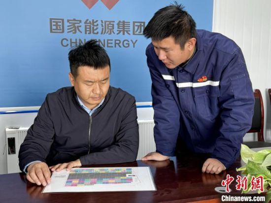 图为丁莘阳(右)介绍项目进展情况。陈宗淇摄 图为丁莘阳(右)介绍项目进展情况。陈宗淇摄