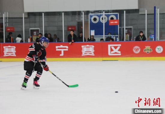 图为青少年打冰球。张添福摄 图为青少年打冰球。张添福摄