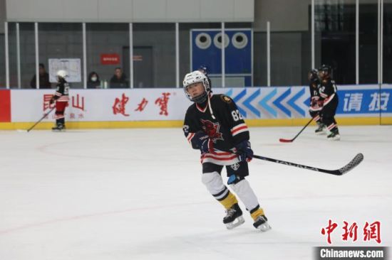 图为青少年打冰球。张添福摄 图为青少年打冰球。张添福摄
