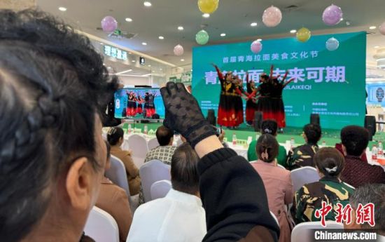 图为观众在活动现场拍照。陈宗淇 摄 图为观众在活动现场拍照。陈宗淇 摄