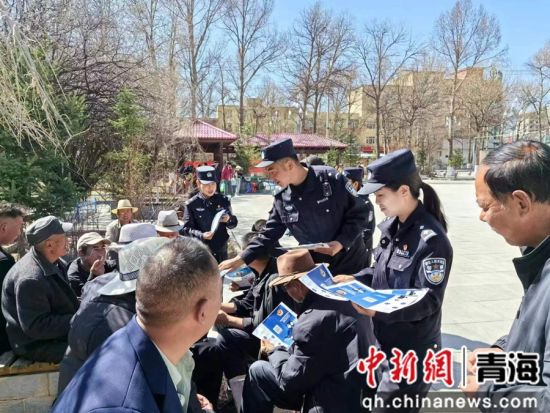图为民警向居民发放宣传单,普及反诈小常识。兴宣供图 图为民警向居民发放宣传单,普及反诈小常识。兴宣供图