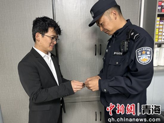 图为民警上门送证(居住证)。兴宣供图 图为民警上门送证(居住证)。兴宣供图