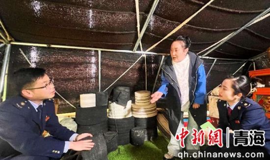 图为天峻县税务局人员走进黑牦牛帐篷聆听文化馆工作人员讲解其悠久的历史。严慧雯摄 图为天峻县税务局人员走进黑牦牛帐篷聆听文化馆工作人员讲解其悠久的历史。严慧雯摄