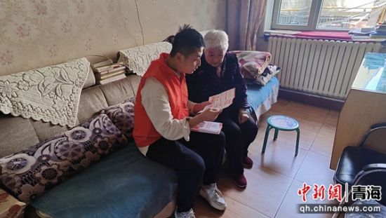 图为入户开展政策宣讲活动。前营街社区供图 图为入户开展政策宣讲活动。前营街社区供图