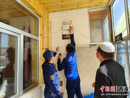 图为消防救援人员开展安全检查。 青海消防供图 图为消防救援人员开展安全检查。 青海消防供图