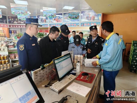 图为消防救援人员与各相关行业部门联合开展安全检查。 青海消防供图 图为消防救援人员与各相关行业部门联合开展安全检查。 青海消防供图