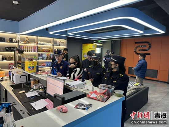 图为消防救援人员与各相关行业部门联合开展安全检查。 青海消防供图 图为消防救援人员与各相关行业部门联合开展安全检查。 青海消防供图
