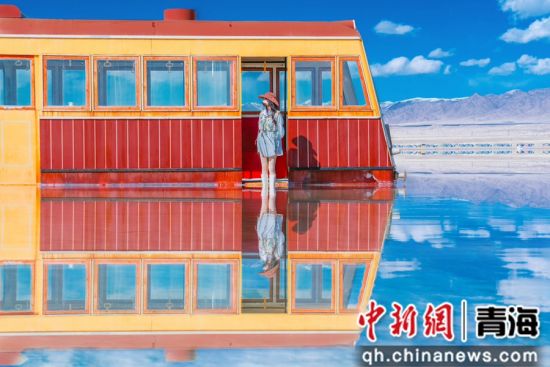 图为茶卡盐湖景区,游客打卡拍照。 海西州文体旅游广电局 供图 图为茶卡盐湖景区,游客打卡拍照。 海西州文体旅游广电局 供图