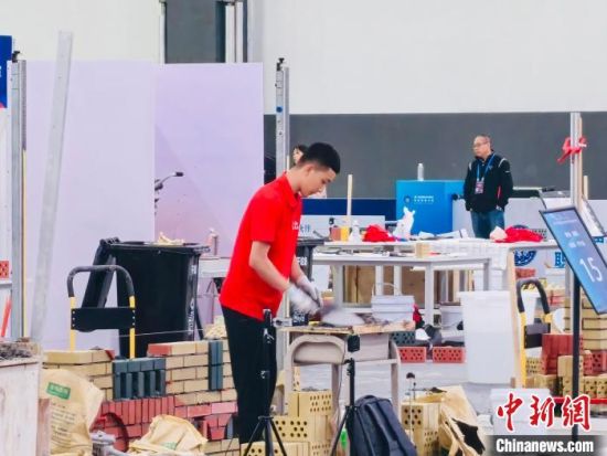 图为青海选手进行砌筑项目比赛。 中新网记者 孙睿 摄 图为青海选手进行砌筑项目比赛。 中新网记者 孙睿 摄