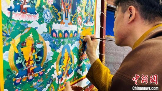 图为噶哇·更登才让正在描绘唐卡。 中新网记者 孙睿 摄 图为噶哇·更登才让正在描绘唐卡。 中新网记者 孙睿 摄