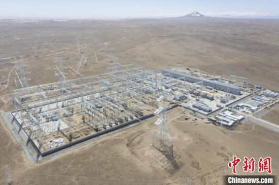 图为750千伏红旗变电站全景图。董庆芳 摄 图为750千伏红旗变电站全景图。董庆芳 摄