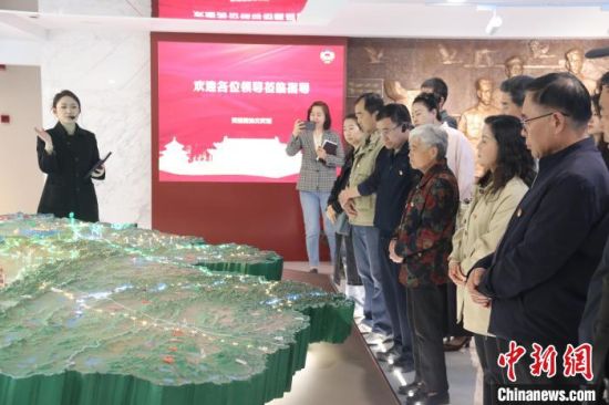 图为工作人员为参观人员讲解展馆沙盘。陈宗淇 摄