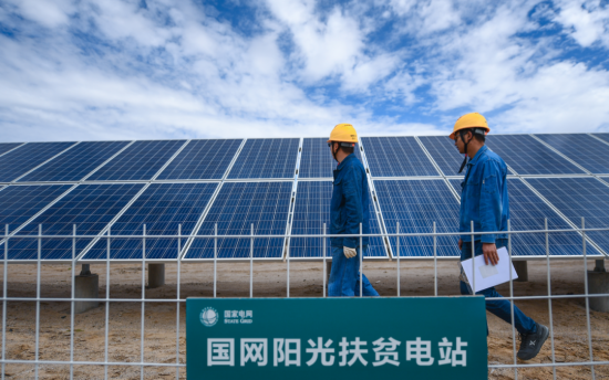 国网青海电力员工在国家电网捐赠的10兆瓦光伏扶贫电站内巡检设备 国网青海电力员工在国家电网捐赠的10兆瓦光伏扶贫电站内巡检设备