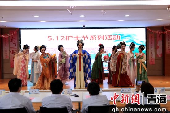 图为“百花怒放 花神”汉服秀。薛蒂 摄 图为“百花怒放 花神”汉服秀。薛蒂 摄