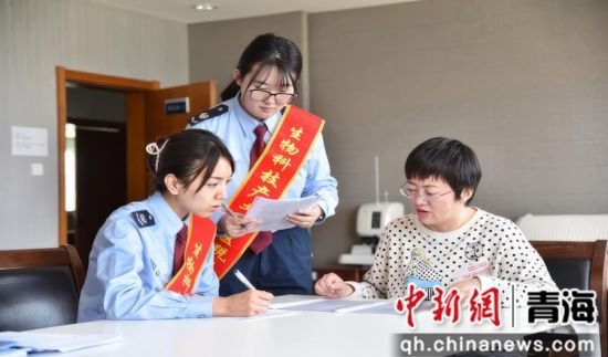 图为税务干部为纳税人辅导税收政策。褚宏伟摄 图为税务干部为纳税人辅导税收政策。褚宏伟摄