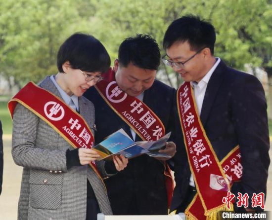 图为青海省“民营经济政策宣传月”活动现场。胡桂莲摄 图为青海省“民营经济政策宣传月”活动现场。胡桂莲摄