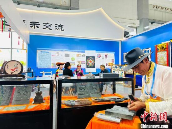 图为才旦加现场雕刻。噶哇·更登才让供图 图为才旦加现场雕刻。噶哇·更登才让供图
