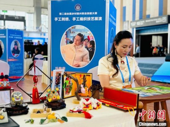 图为国家乡村工匠名师现场展示青绣。中新网记者孙睿摄 图为国家乡村工匠名师现场展示青绣。中新网记者孙睿摄
