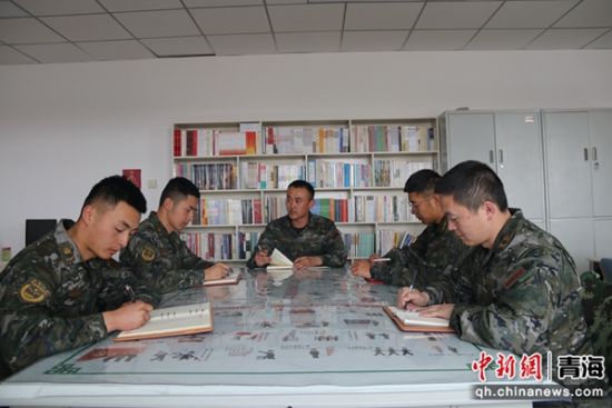 图为武警官兵开展自主讨论。 武警青海总队海西支队供图 图为武警官兵开展自主讨论。 武警青海总队海西支队供图