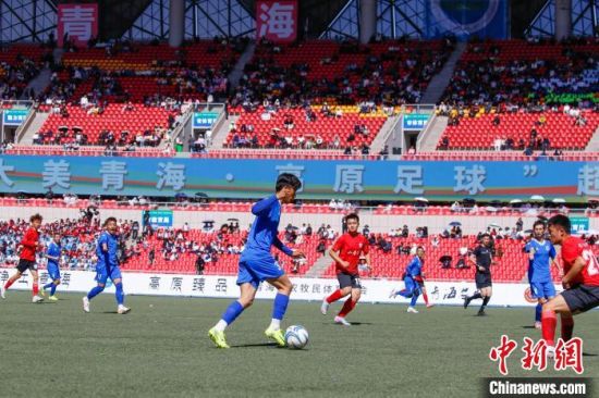 图为首场比赛现场。马铭言 摄