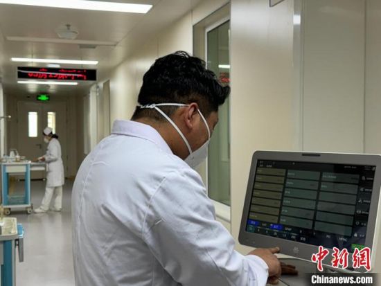 图为本杰加在护士值班室检查呼吸机。陈宗淇 摄 图为本杰加在护士值班室检查呼吸机。陈宗淇 摄