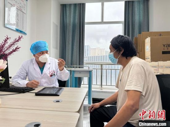 图为本杰加(左)用藏语与患者家属沟通。陈宗淇 摄 图为本杰加(左)用藏语与患者家属沟通。陈宗淇 摄