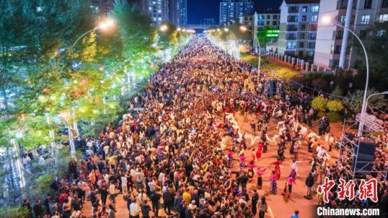 图为5月11晚,航拍西宁城北区豹街·西海路美食街。黎晓刚 摄 图为5月11晚,航拍西宁城北区豹街·西海路美食街。黎晓刚 摄