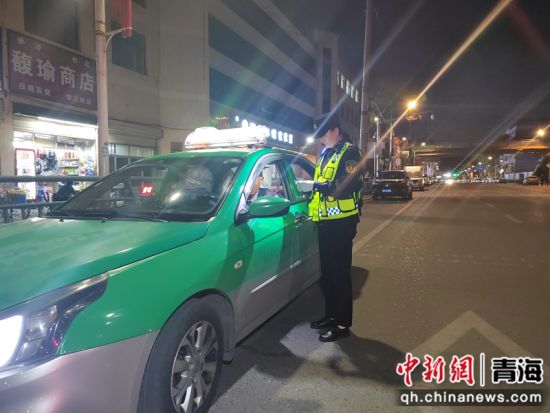 图为湟源县交通运输综合行政执法大队开展交通运输行业文明服务宣传工作。 湟源县委宣传部供图 图为湟源县交通运输综合行政执法大队开展交通运输行业文明服务宣传工作。 湟源县委宣传部供图