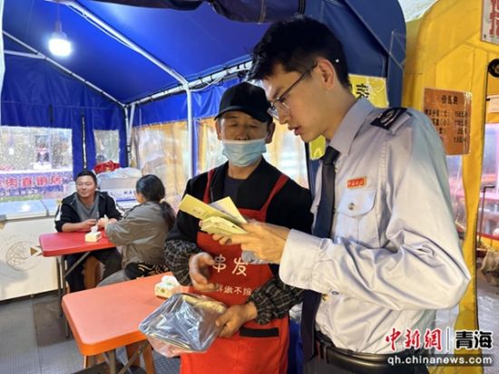 图为青年干部深入豹街向商户宣传最新税费政策。刘露摄 图为青年干部深入豹街向商户宣传最新税费政策。刘露摄