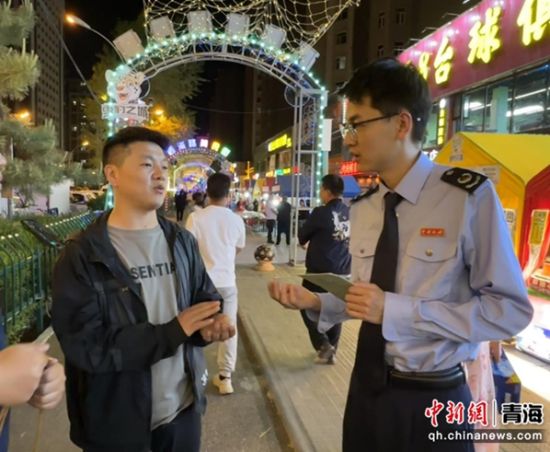 图为税务干部为来往游客辅导相关优惠政策。刘露摄 图为税务干部为来往游客辅导相关优惠政策。刘露摄