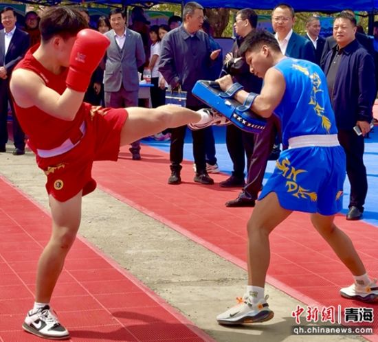 图为学生在室外进行技能展示。陈宗淇 摄