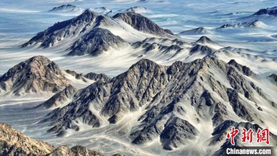 图为青海海西州茫崖市黑独山。赵凛松 摄 图为青海海西州茫崖市黑独山。赵凛松 摄
