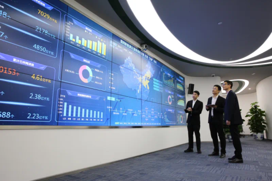 国家电网工作人员通过新能源云平台对有关数据进行分析 国家电网工作人员通过新能源云平台对有关数据进行分析