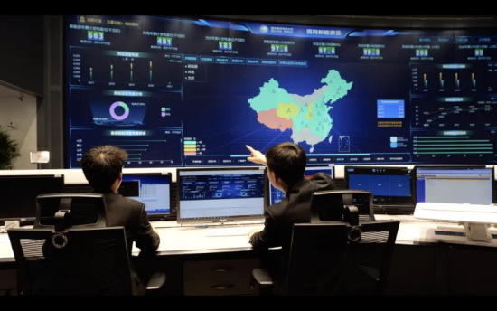 国家电网工作人员通过新能源云平台对清洁能源消纳情况进行监测 国家电网工作人员通过新能源云平台对清洁能源消纳情况进行监测