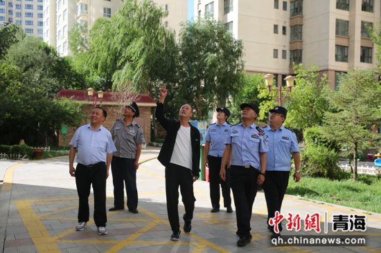 图为南川东路派出所民警联合物业工作人员开展安全隐患排查工作 。高媛 摄 图为南川东路派出所民警联合物业工作人员开展安全隐患排查工作 。高媛 摄