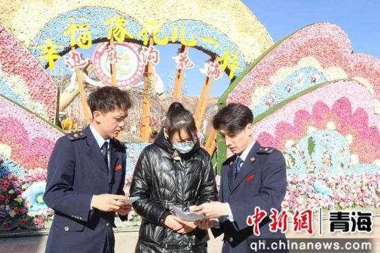 图为大通县税务局干部为边麻沟相关负责人讲解税收优惠政策。张星辉摄 图为大通县税务局干部为边麻沟相关负责人讲解税收优惠政策。张星辉摄