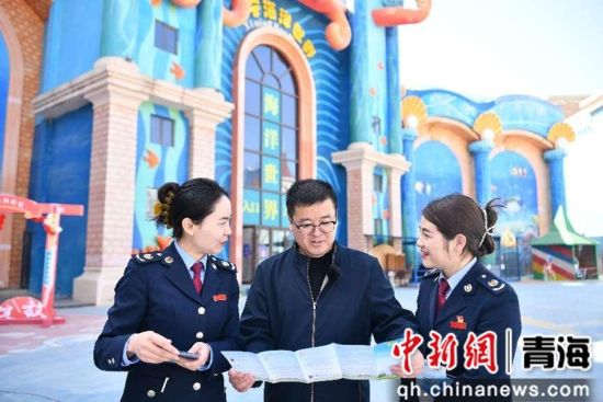 图为税务干部为新华联童梦乐园财务总监讲解涉税政策。莫鑫生摄 图为税务干部为新华联童梦乐园财务总监讲解涉税政策。莫鑫生摄