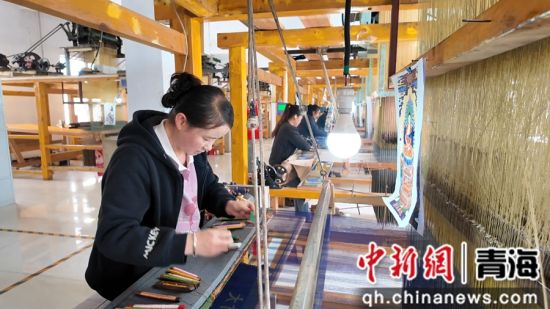 图为绣娘正在织造。俞惠珍供图