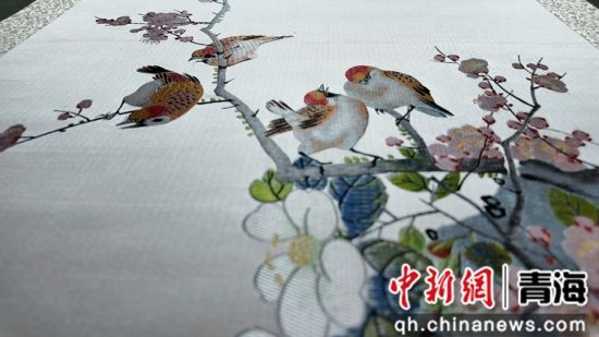 图为绣娘正在织造。俞惠珍供图