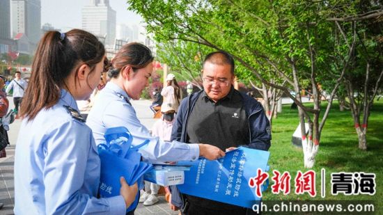 图为税务干部为企业财务人员讲解相关税收政策 杨扬 摄 图为税务干部为企业财务人员讲解相关税收政策 杨扬 摄